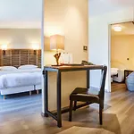 Chateau De La Falque, The Originals Relais Hotell Saint-Geniez-dʼOlt