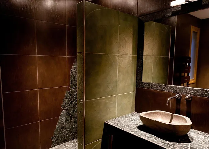 Hotel Chateau De La Falque, The Originals Relais Saint-Geniez-dʼOlt